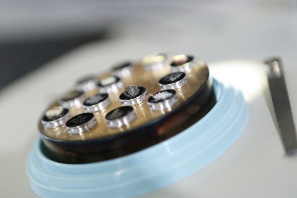 Test von Asbest in Linoleum | © CRB Analyse Service GmbH