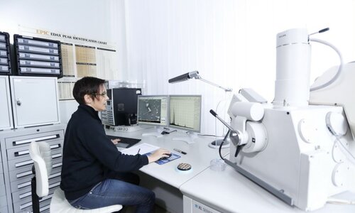 CRB GmbH | Dr. Elke Benner at scanning electron microscope | © CRB Analyse Service GmbH