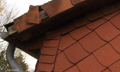 Asbesthaus - site: roofing made of fiber cement | © 2019, CRB Analyse Service GmbH | © CRB Analyse Service GmbH