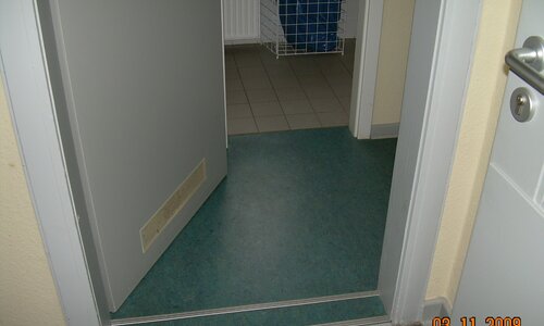 Asbesthaus - Site: Multi-layer, asbestos-containing floor coverings (cushion-vinyl) | © 2019, CRB Analyse Service GmbH | © CRB Analyse Service GmbH