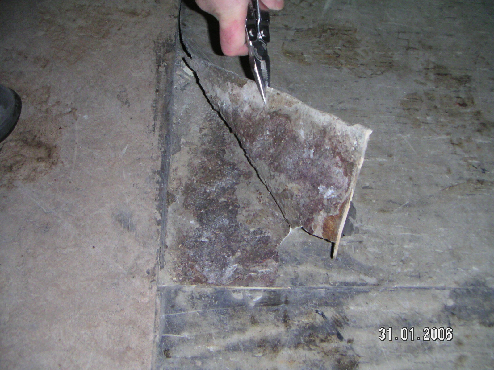 Asbesthaus - Site: Multi-layer, asbestos-containing floor coverings (cushion-vinyl) | © 2019, CRB Analyse Service GmbH | © CRB Analyse Service GmbH